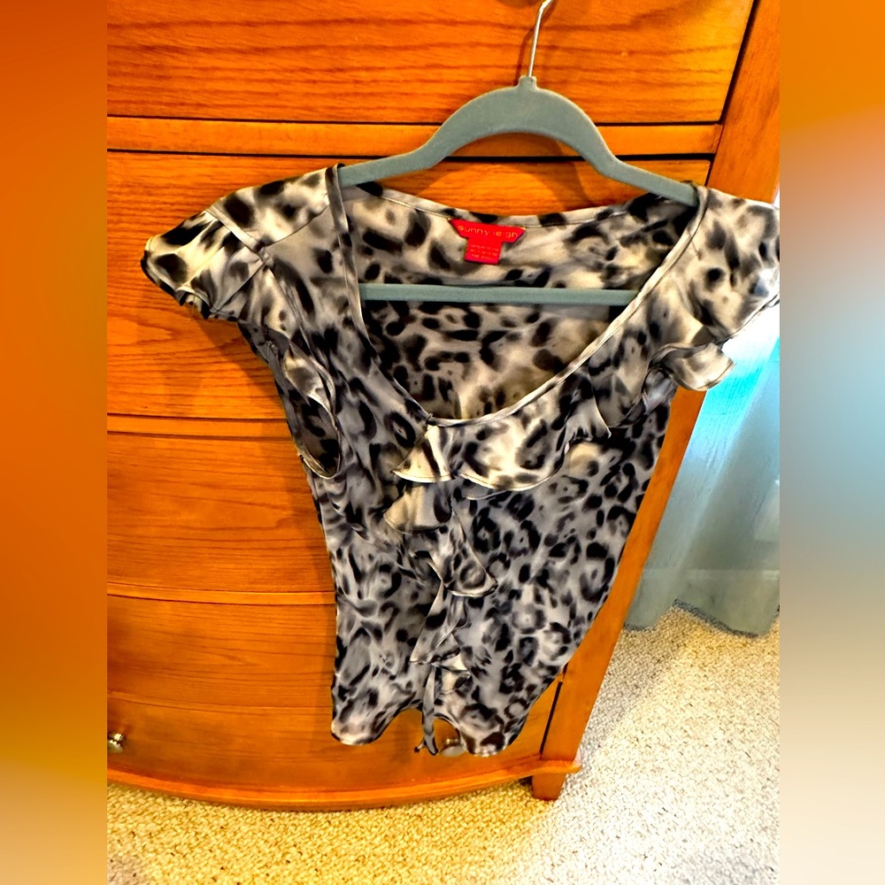 ❤️💋 Sunny Leigh black/white women’s satiny top w/ assymetrical design, sz S